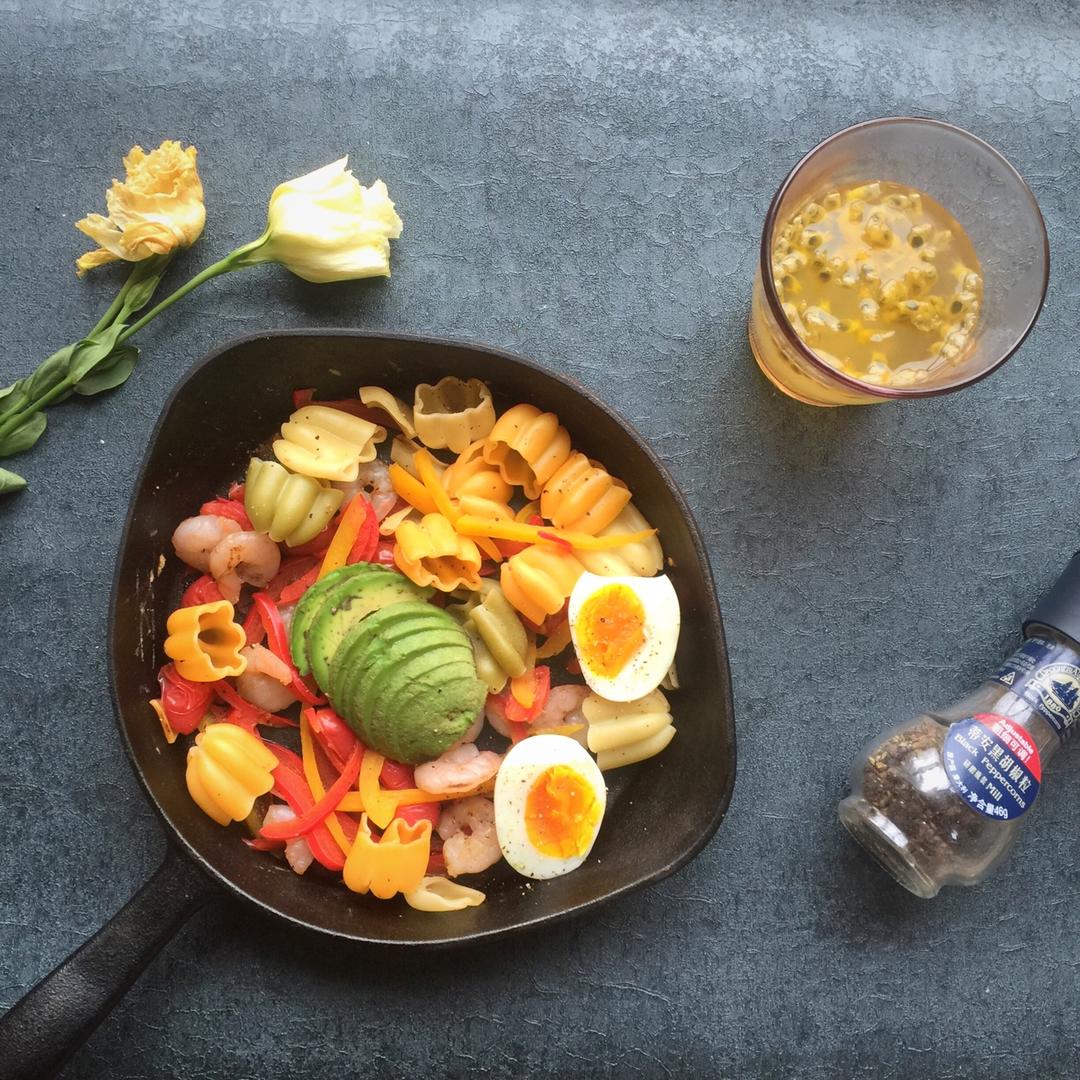 快手虾仁牛油果意面🍝的做法