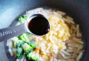 西兰花虾仁菌菇汤的做法 步骤8