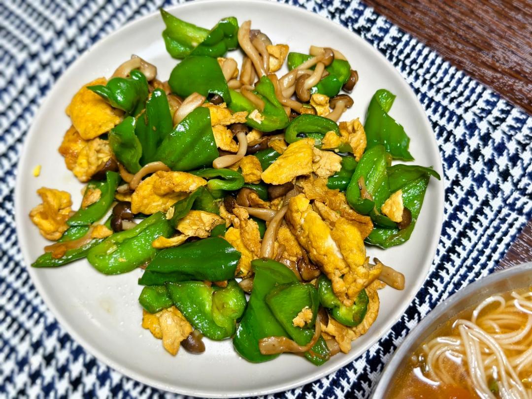 平菇青椒炒鸡蛋 好吃又营养的超快手家常菜