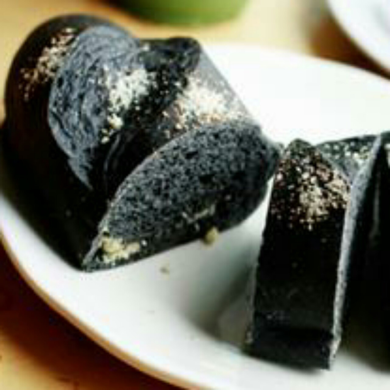 墨鱼汁蒜香面包