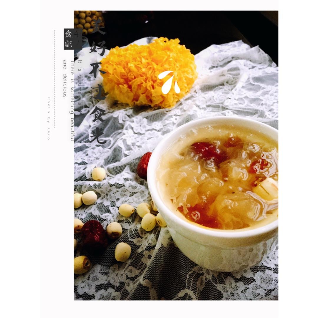 银耳红枣莲子羹Tremella jujube lotus nuts sweet soup