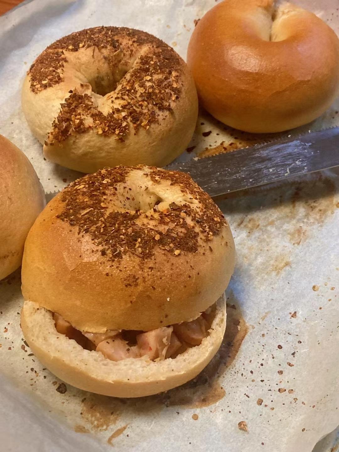 麻辣香肠贝果｜爱吃辣的和爱吃贝果的都码住