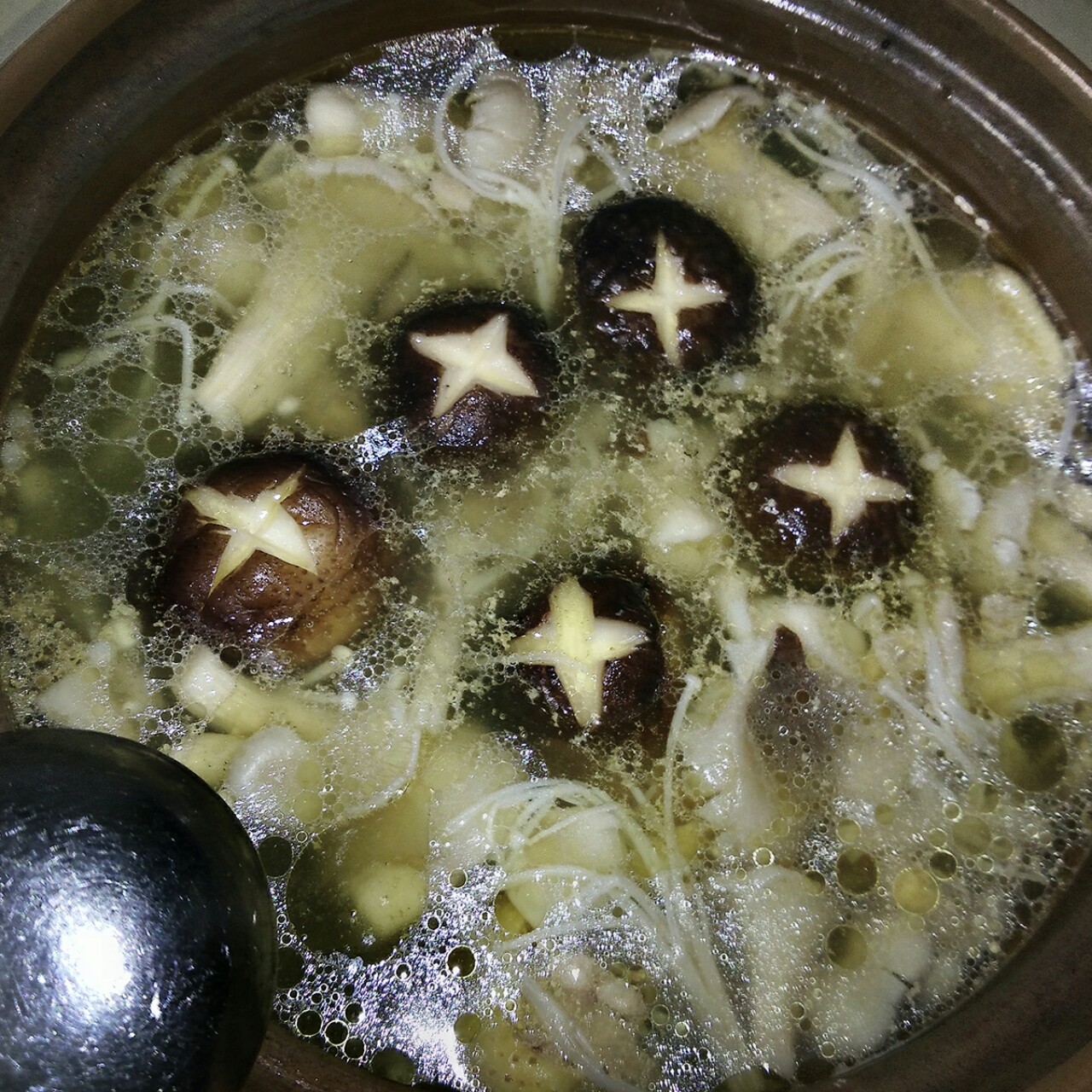 杂菌鲜鸡汤