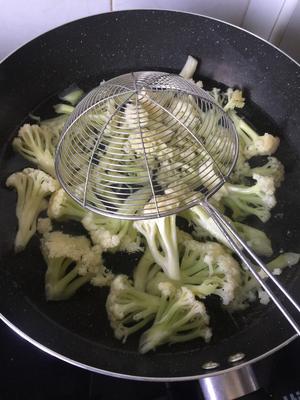 超简单干锅腊肉花菜的做法 步骤4