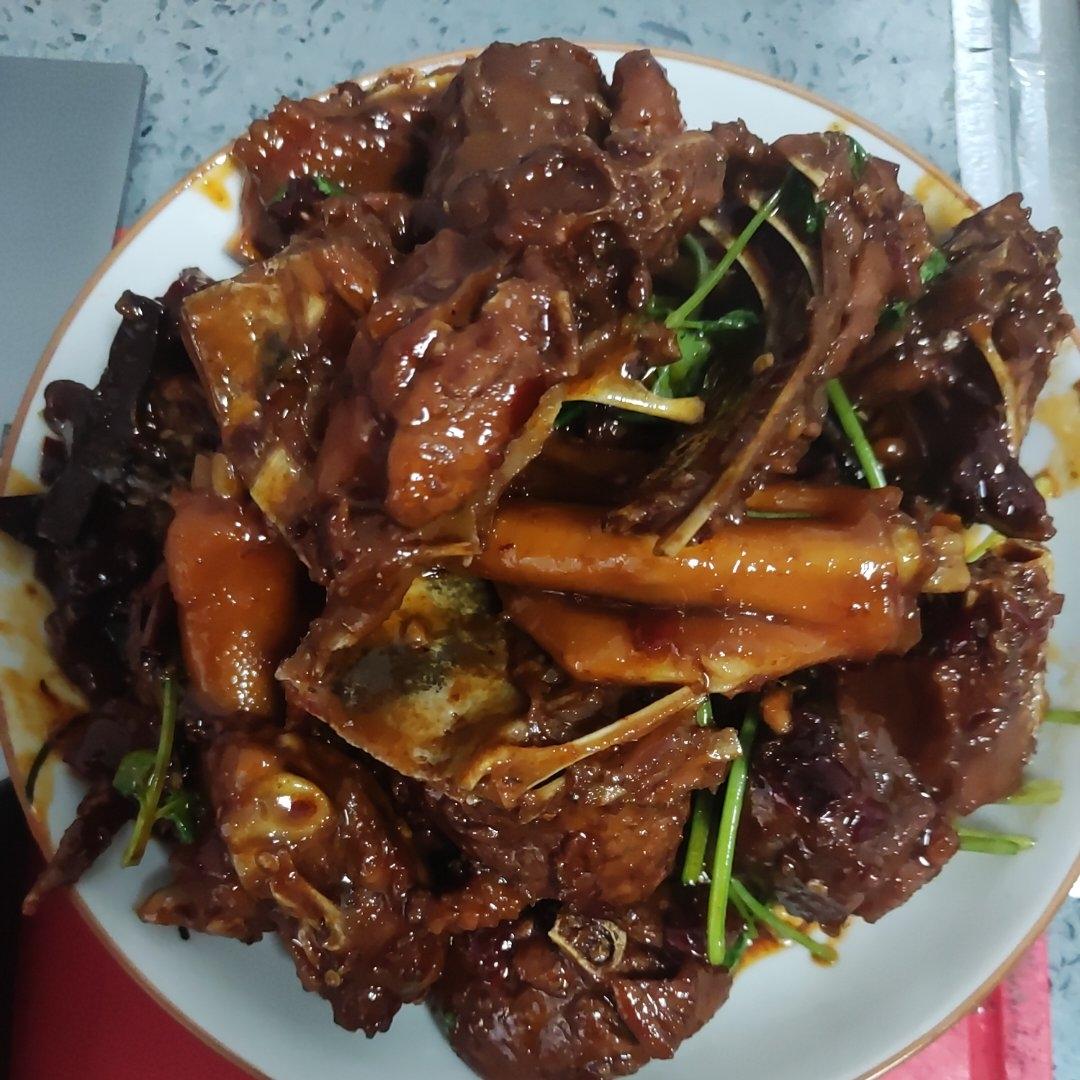传统正宗的啤酒鸭配方和做法，鲜嫩香浓，只需炒千万不要焯水