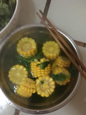 玉米豌豆尖汤的做法 步骤3