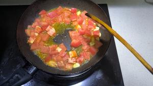 西红柿金针菇鸡蛋汤的做法 步骤2