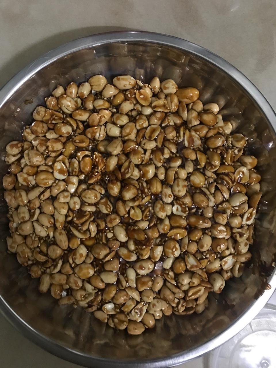 挂霜花生和琥珀桃仁