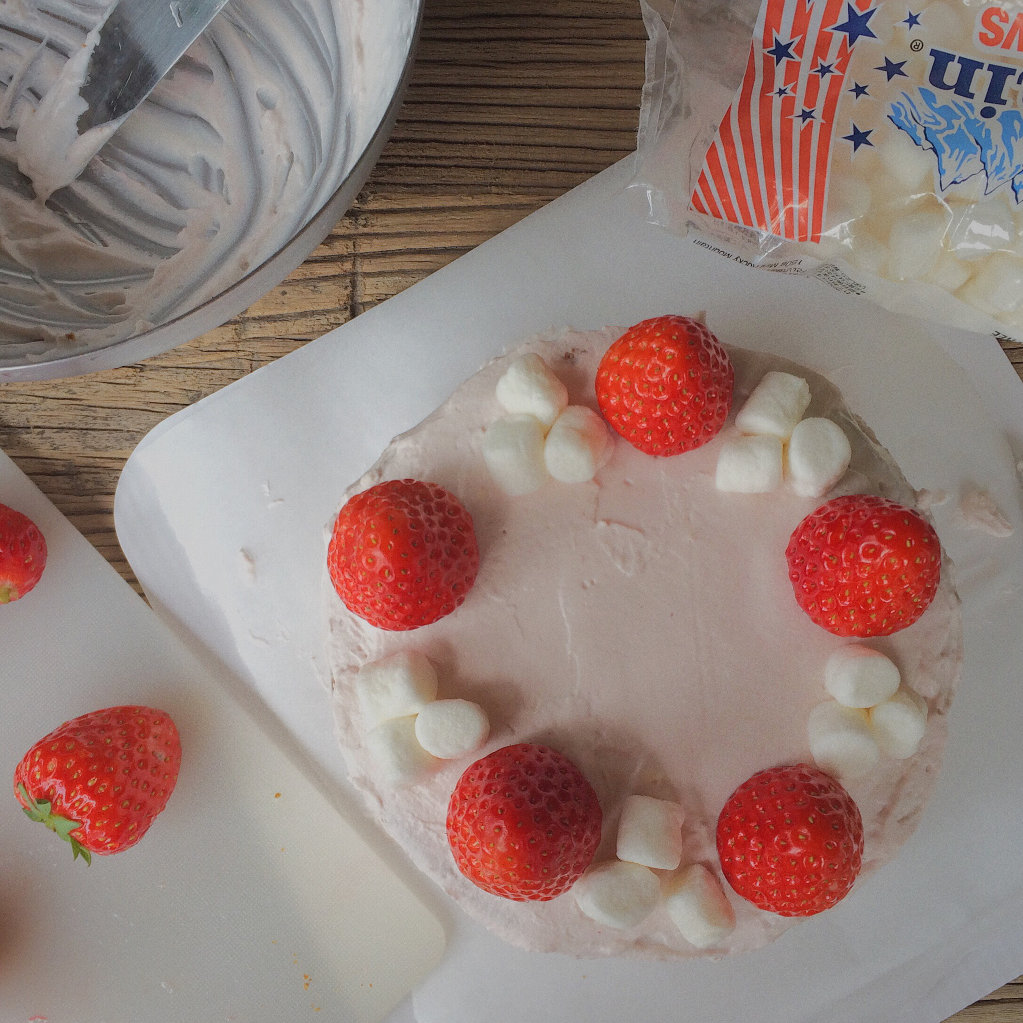 粉红优格鲜奶油蛋糕