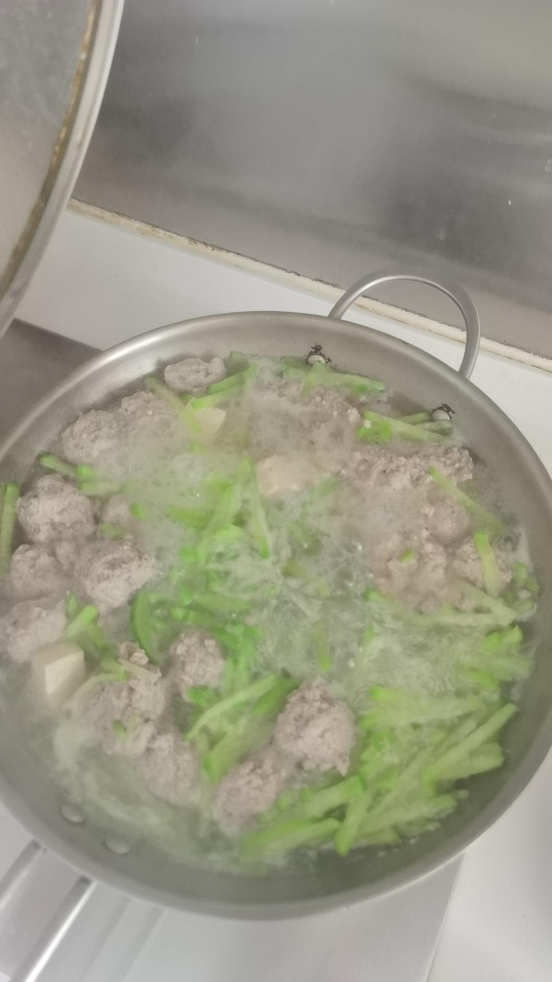 砂锅豆腐肉丸子汆萝卜丝汤
