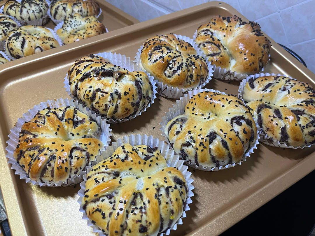 红豆沙面包卷——好吃得不得了#皮黑森林#