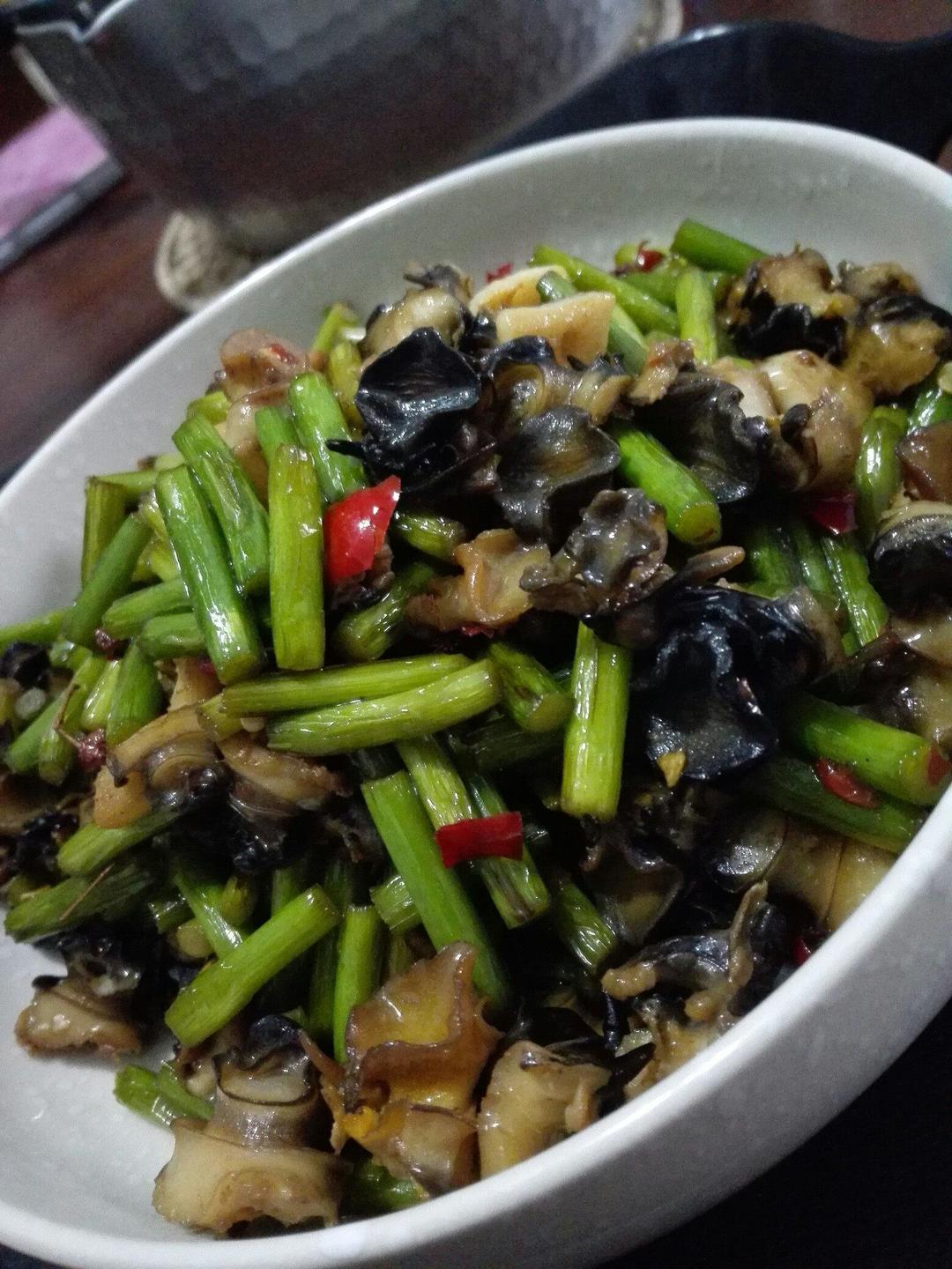 蒜苔炒螺肉的做法
