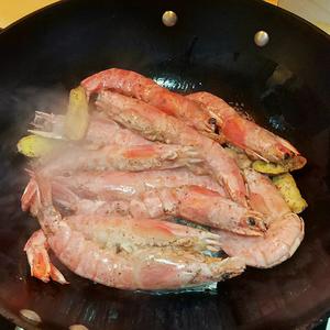 快手葱烧阿根廷红虾的做法 步骤3