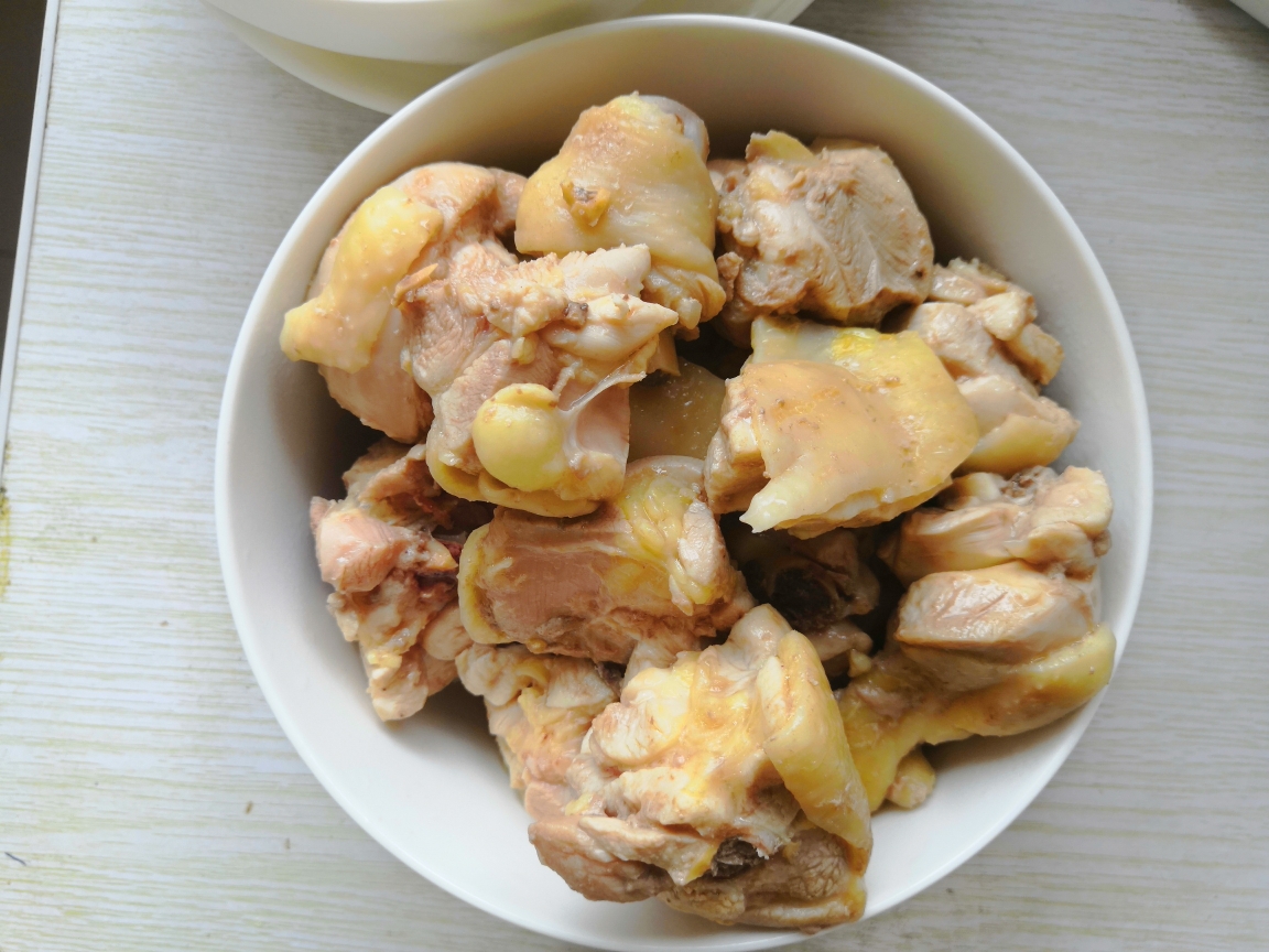 土豆炖鸡肉(一定要多煮点饭，否则不够吃)的做法 步骤2