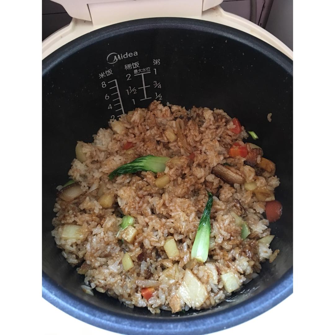 电饭煲版:香肠土豆饭煲仔饭（绝对的美味）