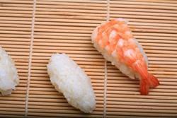 三文鱼北极贝鲜虾手握寿司的做法 步骤6