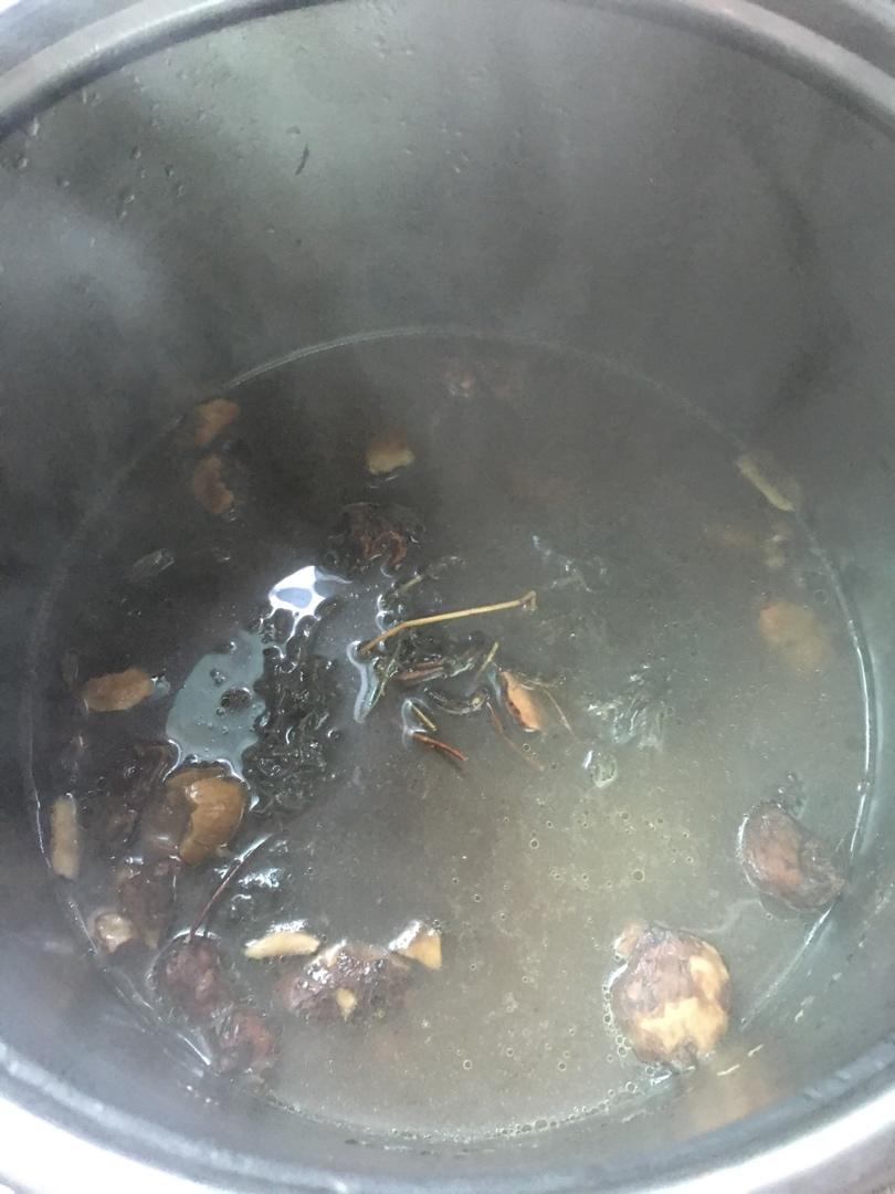 超级祛湿滋养汤水——鸡骨草绵茵陈土茯苓干煲猪横脷