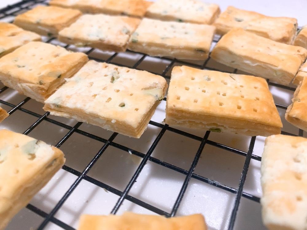 这可能是我最“得意”的一款饼干了，相对少油，低糖，香酥！ | 葱油香酥饼干