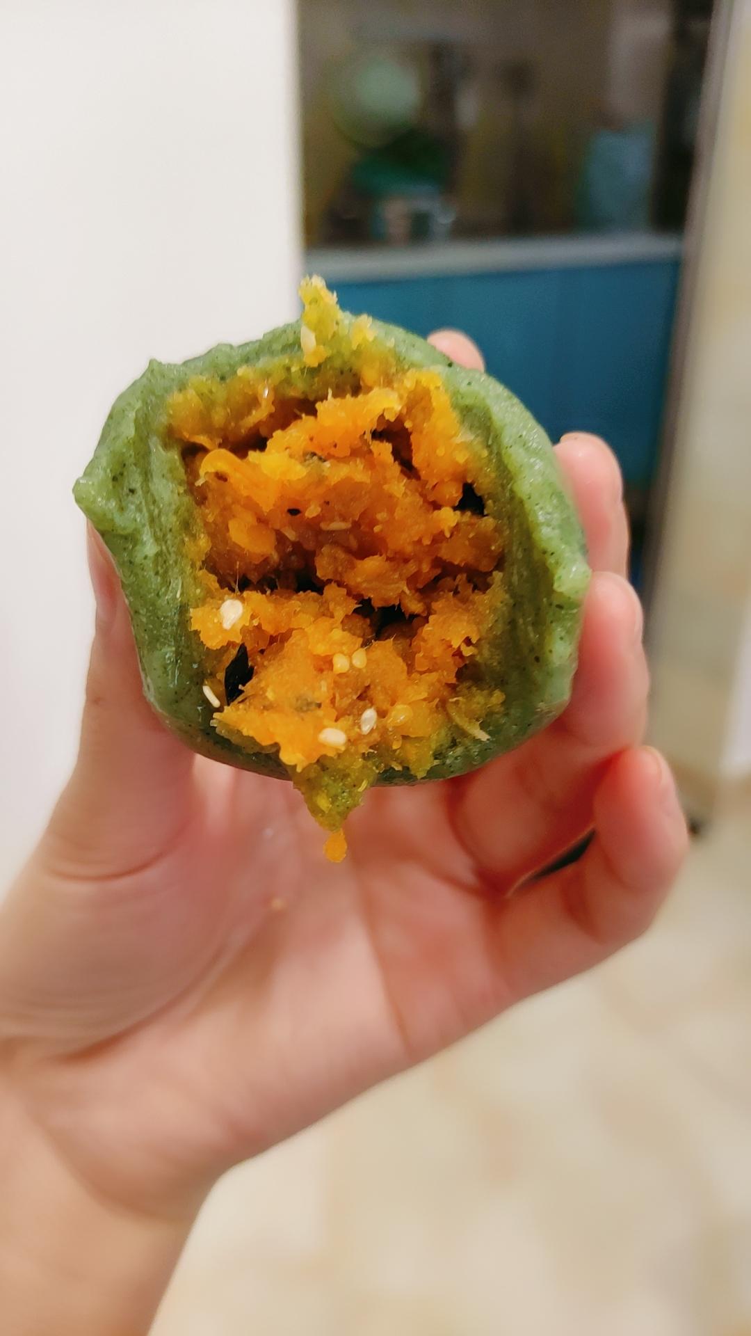 咸蛋黄肉松艾草青团的做法