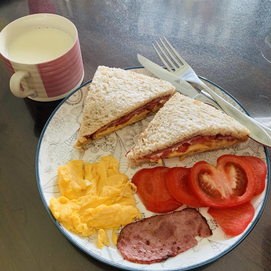 滑蛋番茄培根三明治🥪+现磨豆浆的做法