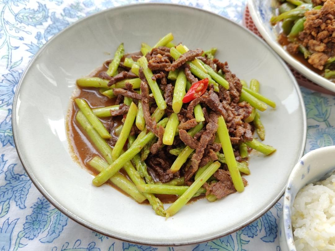 黑椒牛肉炒芦笋