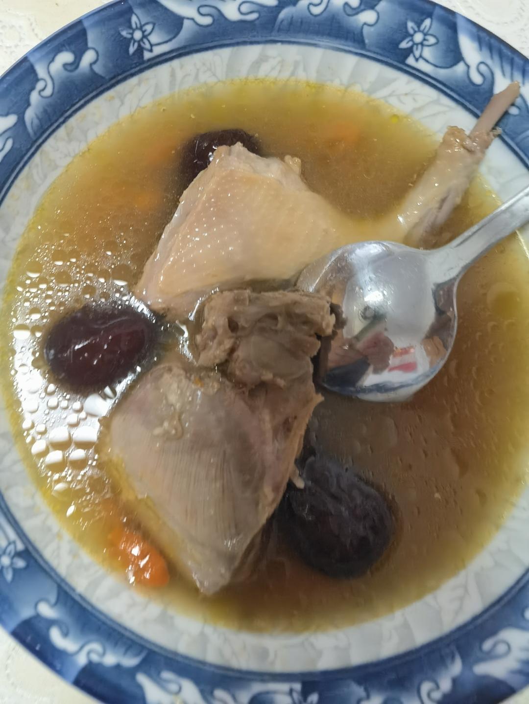 清炖鸽子汤（汤鲜肉嫩）