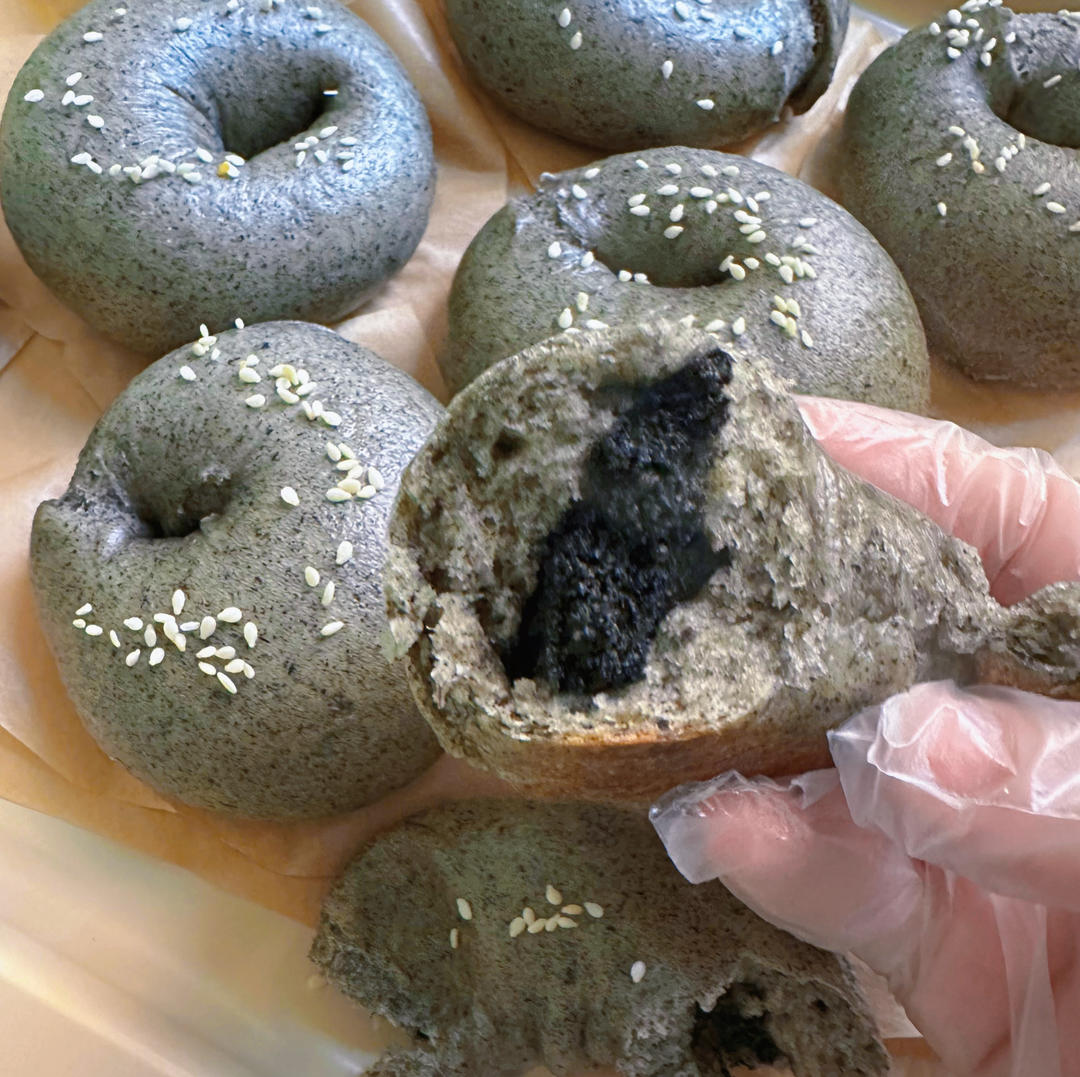 双倍黑芝麻奶酥贝果🥯一起吃养生贝果吧