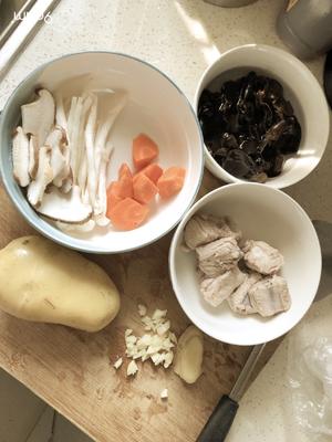 土豆排骨菌菇汤的做法 步骤1