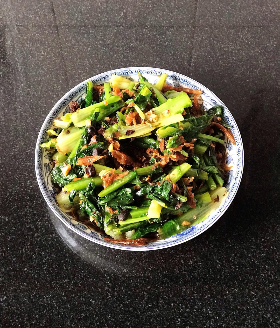 厨师长教你：“鲮鱼油麦菜”的家常做法，翠绿爽口，咸鲜干香