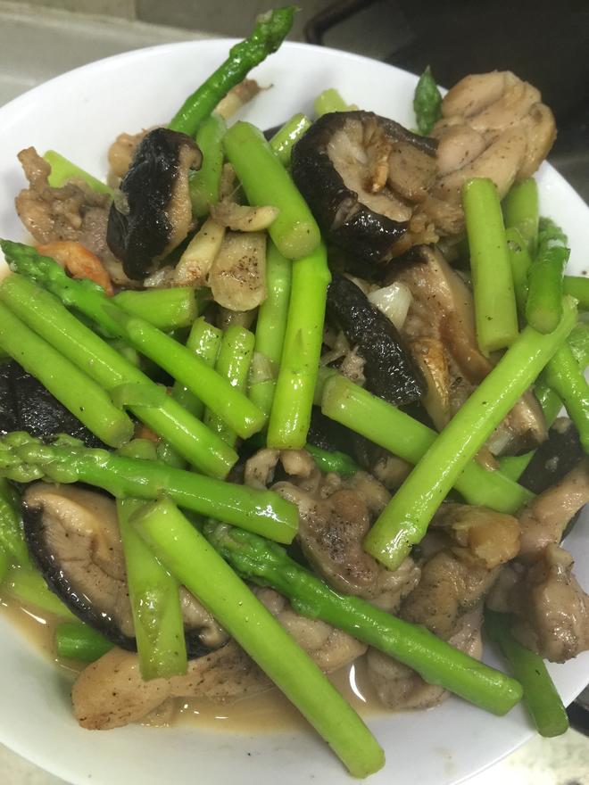 萨的私房菜--黑椒鸡腿焖芦笋的做法