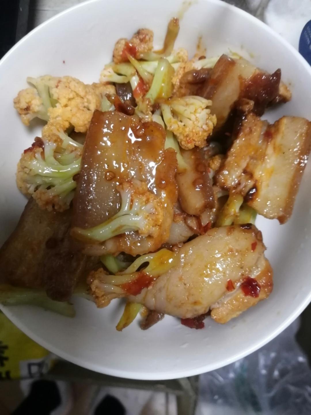 在家做简单的下饭菜，五花肉先煮一煮，炒出来不油不腻