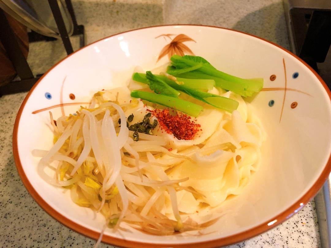 油泼面，十分钟就能搞定的一顿饭