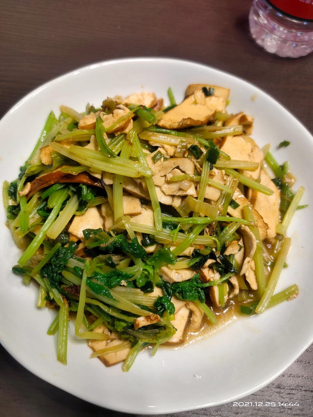 午餐晚餐简单快手下饭菜芹菜炒香干