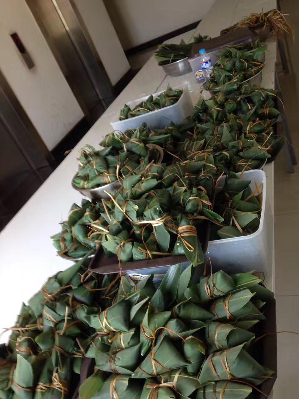 记录70岁老妈包粽子