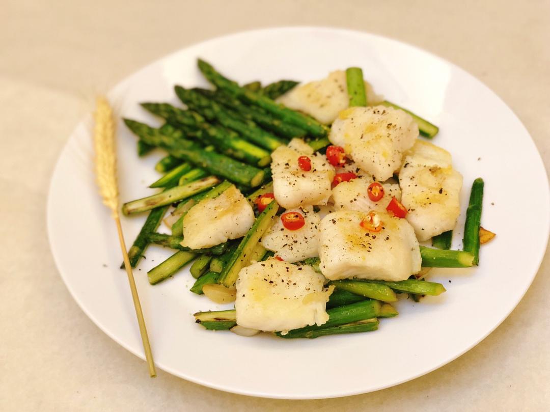 香煎芦笋巴沙鱼的做法