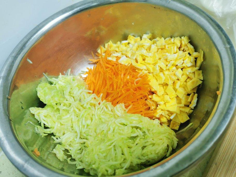 低脂低卡一口一个西葫芦鸡蛋素蒸包
