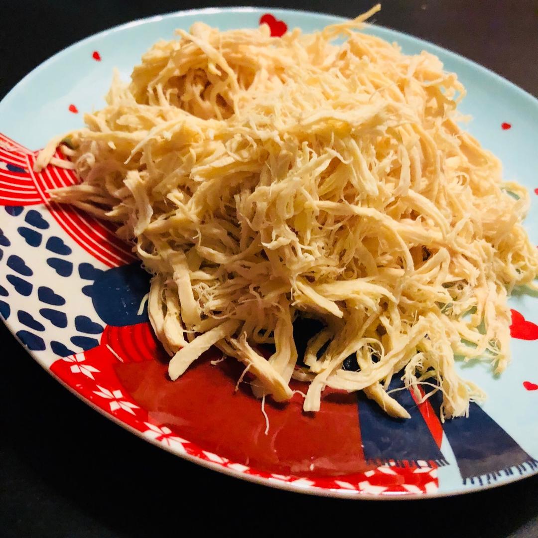 熬一碗无油烟红油，来一盘川香凉拌鸡丝