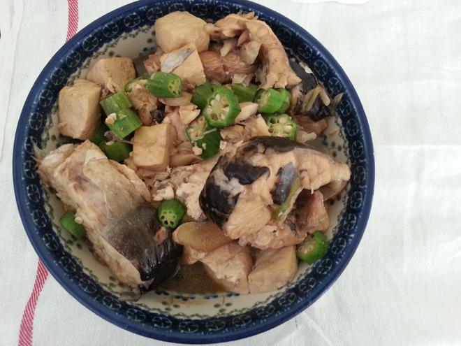 秋葵豆腐烧鲶鱼的做法