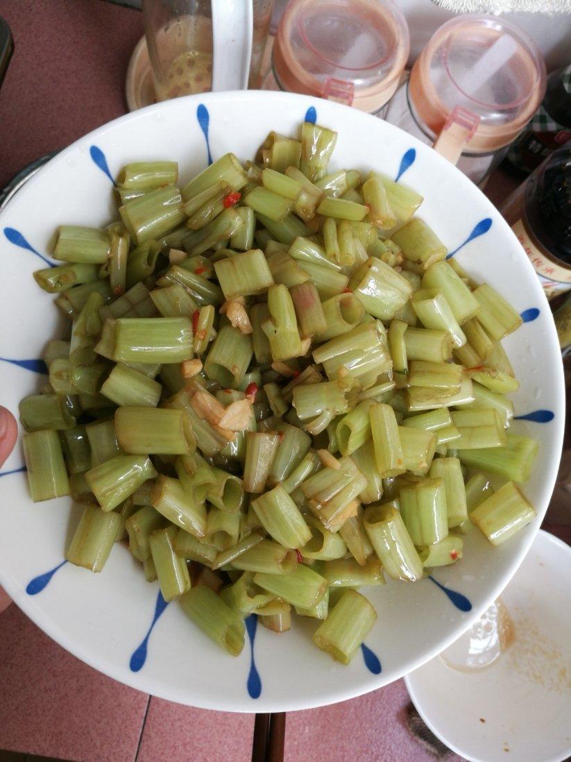 夏天连吃三大碗饭的秘密武器：酸辣空心菜梗