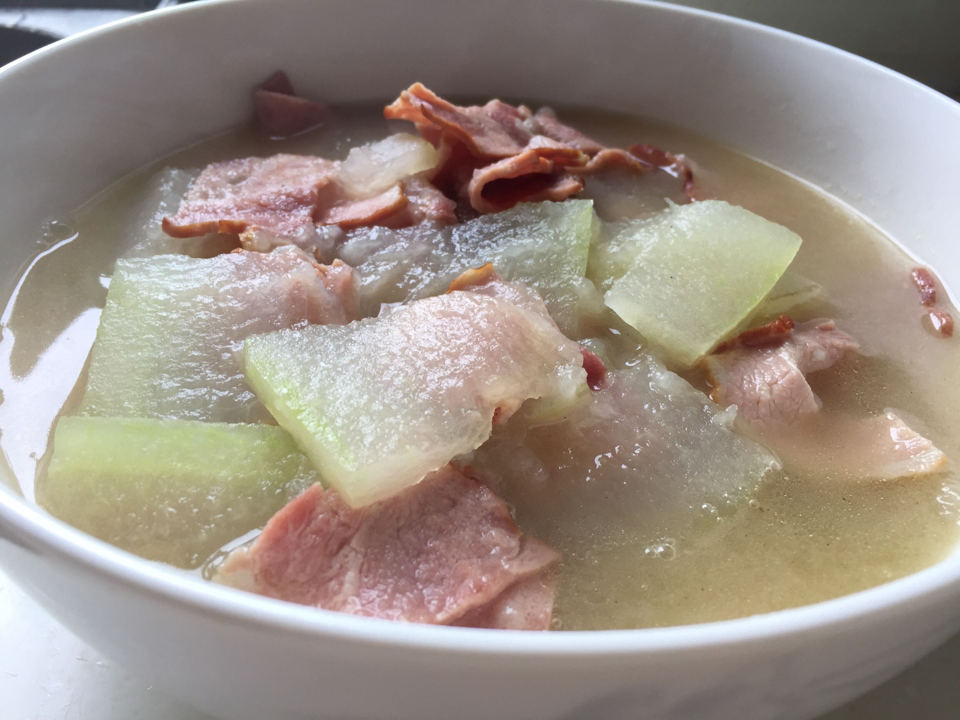 厨房里的米小喵做的冬瓜火腿汤