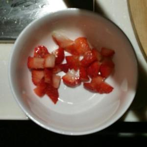 草莓拉花酸奶的做法 步骤2