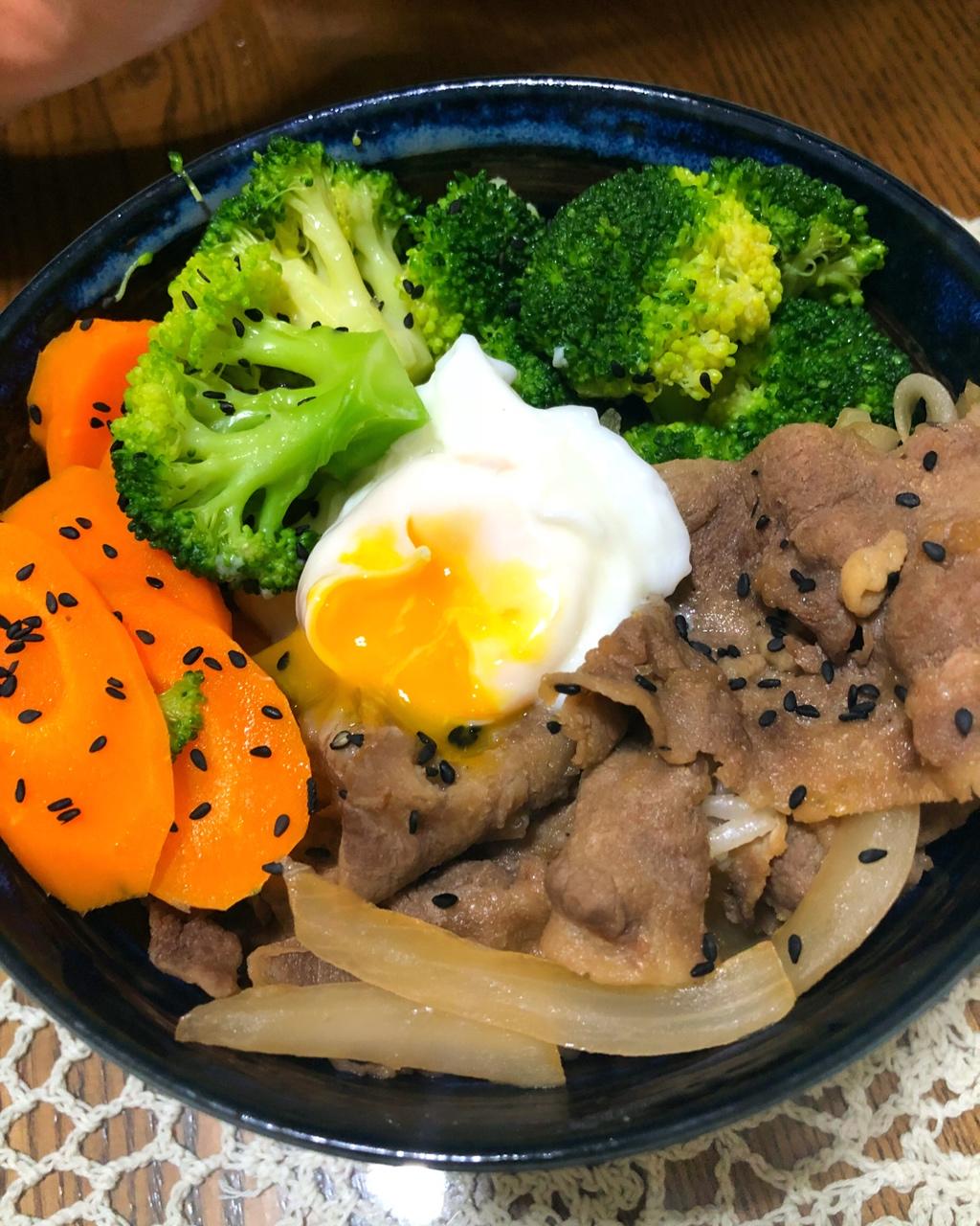 【温泉蛋肥牛盖饭】