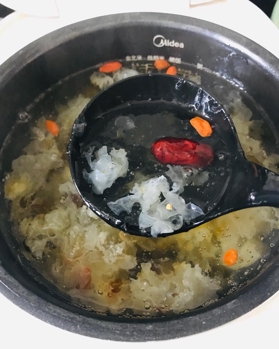 桃胶皂角米炖雪燕