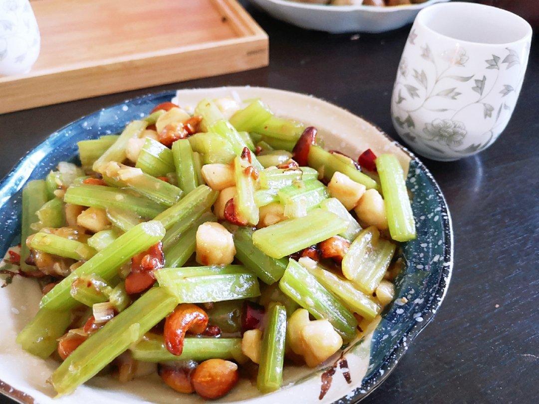 西芹腰果炒鲜瑶柱（虾仁）---在家也能做出五星级酒店的菜肴