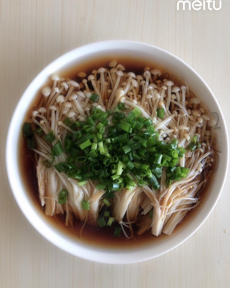 葱油金针菇——10分钟快手菜，你绝对不能错过的美味~