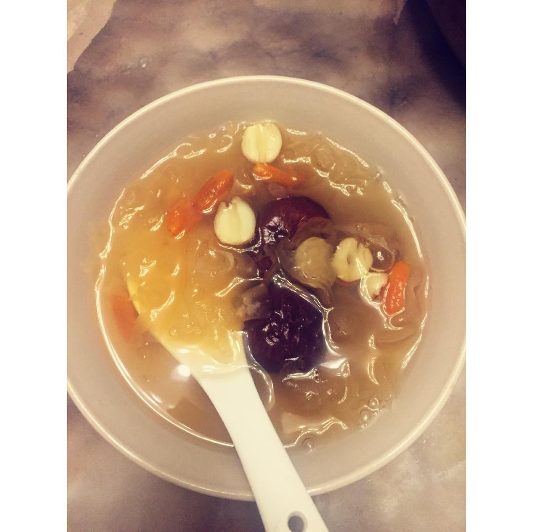 红枣莲子银耳羹