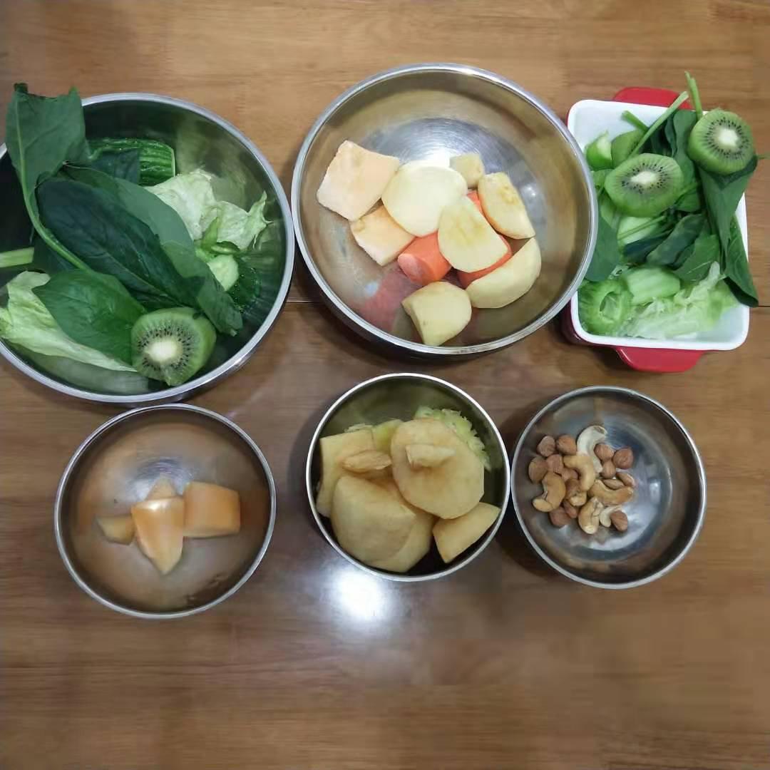 自制hey juice排毒果蔬汁。