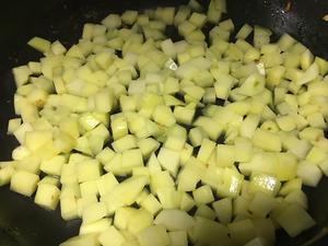 土豆青椒炒鸡丁的做法 步骤3