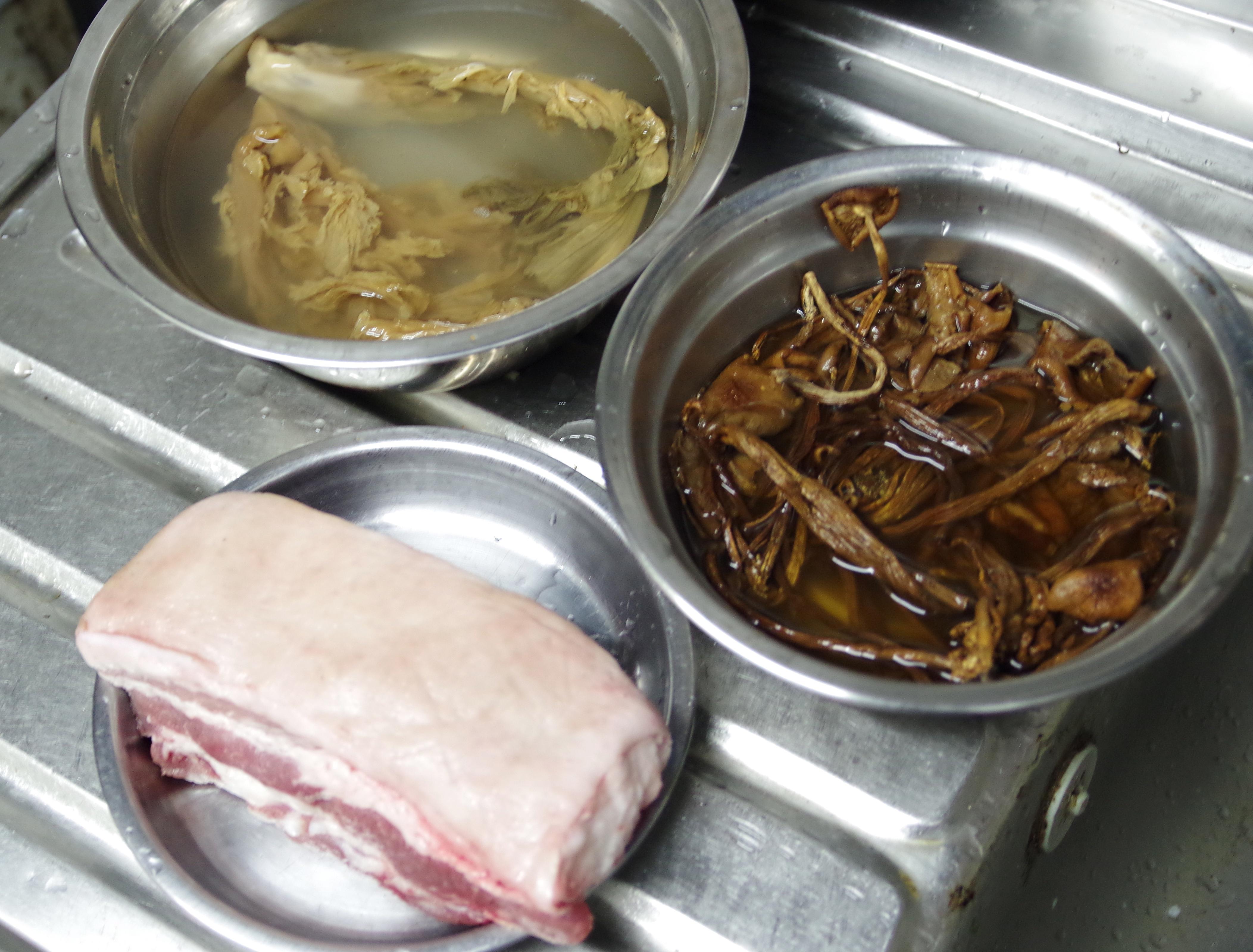 茶树菇梅菜扣肉的做法 步骤1
