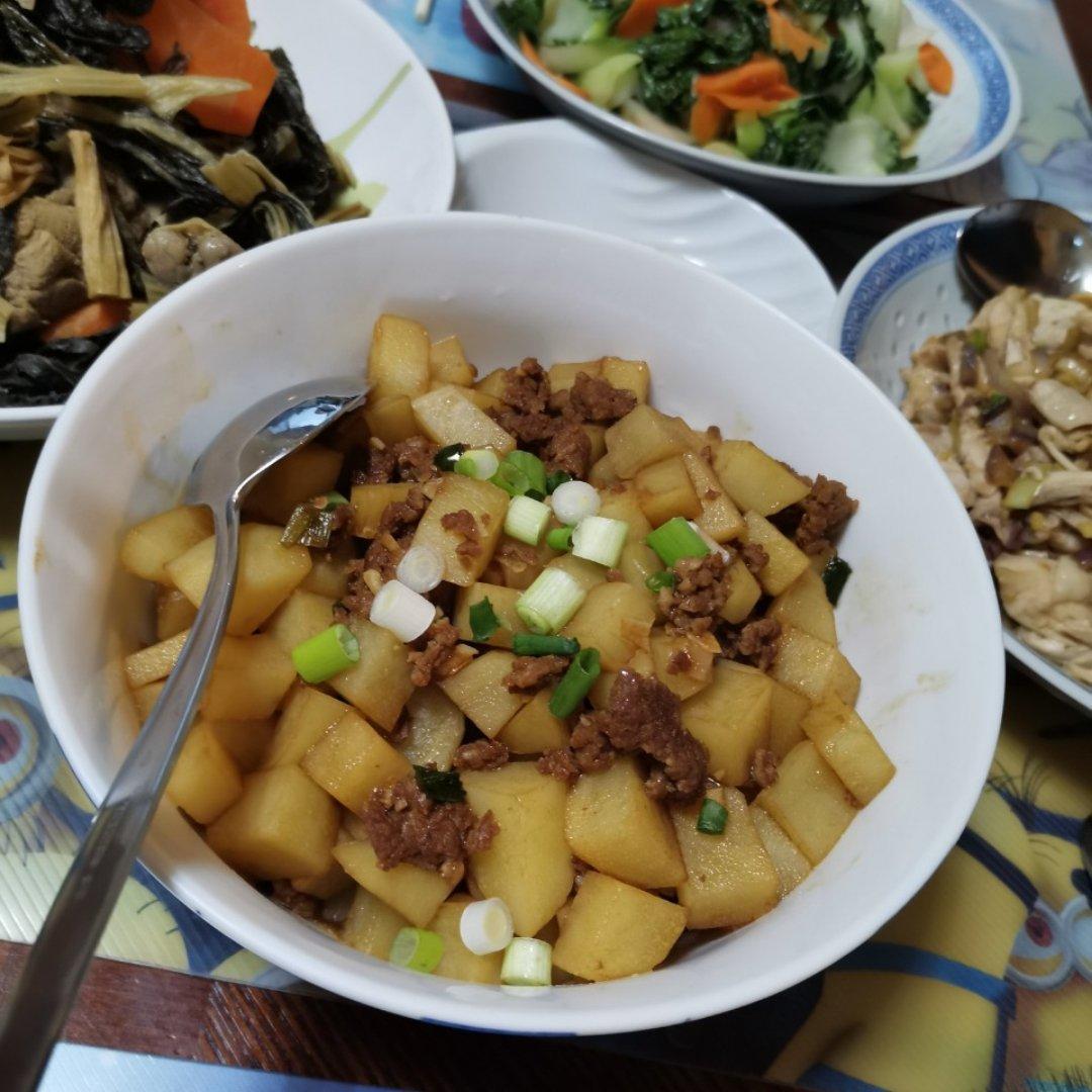 肉末土豆浇饭